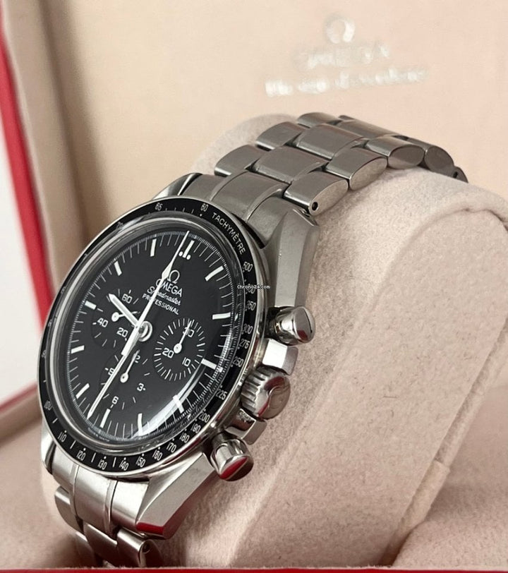 Speedmaster Apollo Xvii mint condition with papers long bracelet