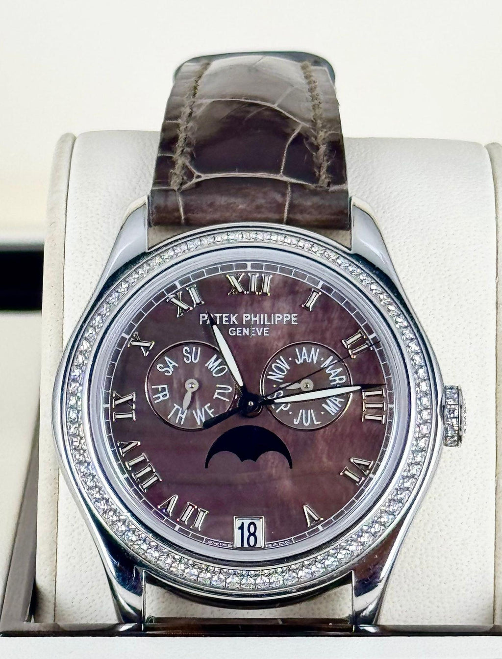 Patek Philippe Annual Calendar Komplikationen Jahreskalender Werksdiamanten Perlmutt-Zifferblatt Box und Papiere
