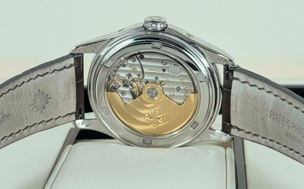 Patek Philippe Annual Calendar Komplikationen Jahreskalender Werksdiamanten Perlmutt-Zifferblatt Box und Papiere