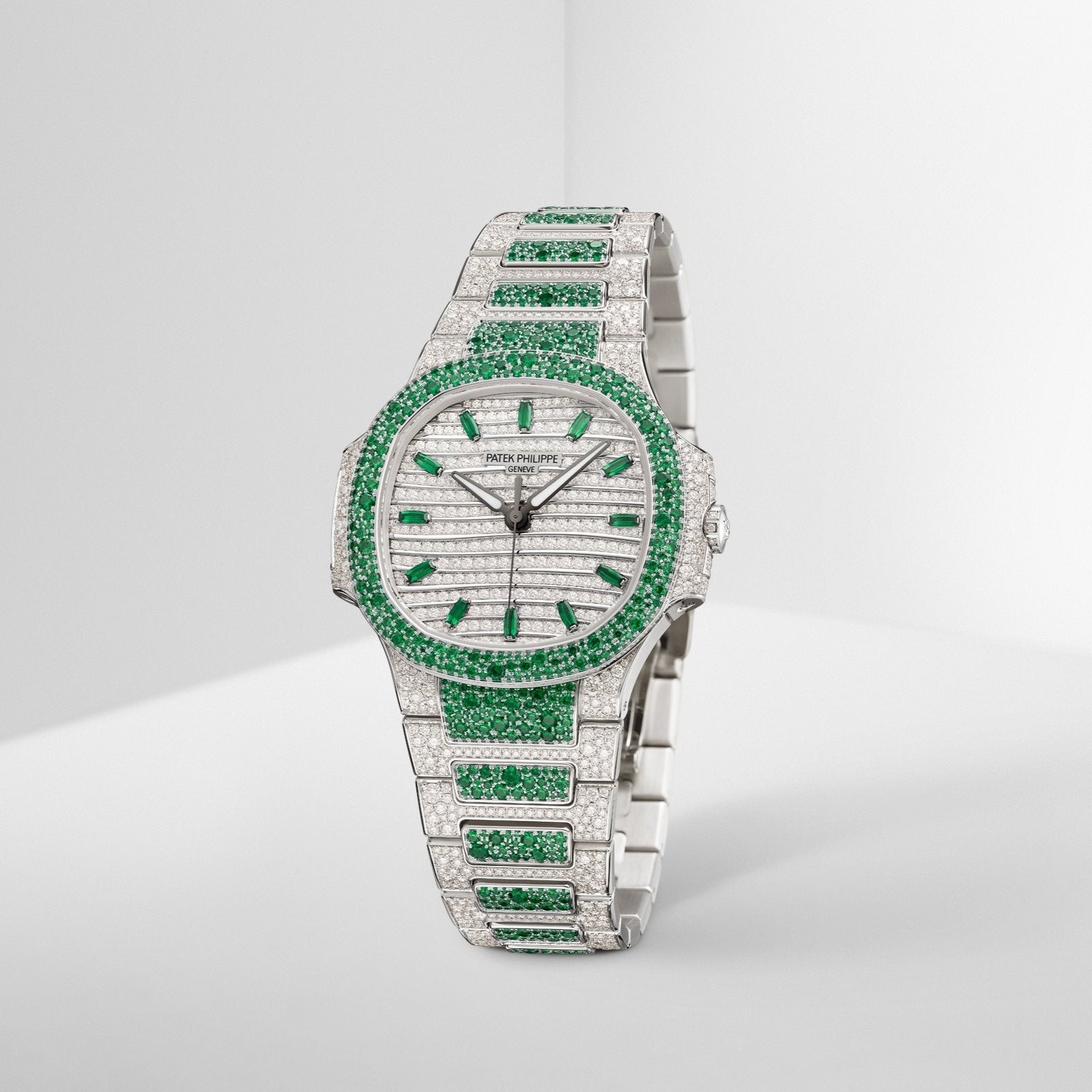 Nautilus Haute Joaillerie mit grünen Edelsteinen und vollständigem Diamantbesatz