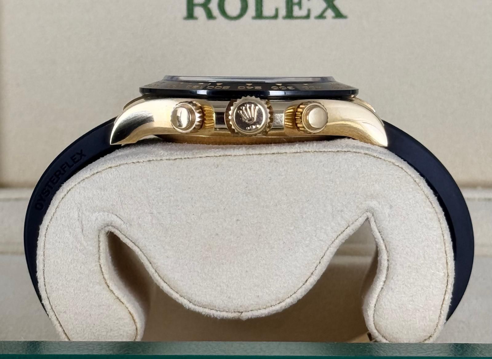 40 mm Gelbgold - Gewölbte Goldlünette - Schwarzes Zifferblatt - Schwarzes Kautschukarmband 116518LN