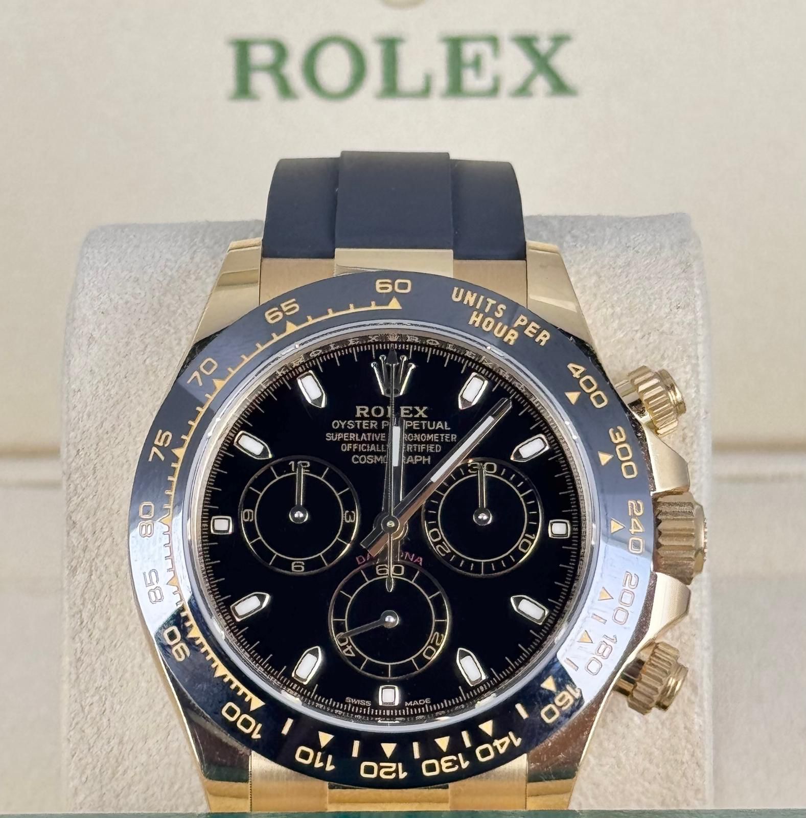 40 mm Gelbgold - Gewölbte Goldlünette - Schwarzes Zifferblatt - Schwarzes Kautschukarmband 116518LN