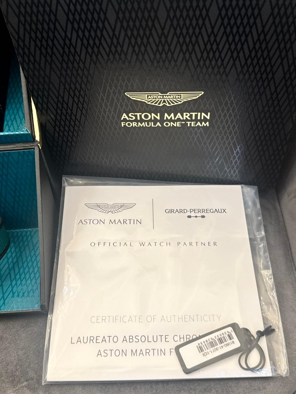 Girard Perregaux Laureato Absolute Chronograph Aston Martin F1 komplettes Set, 99 % neu