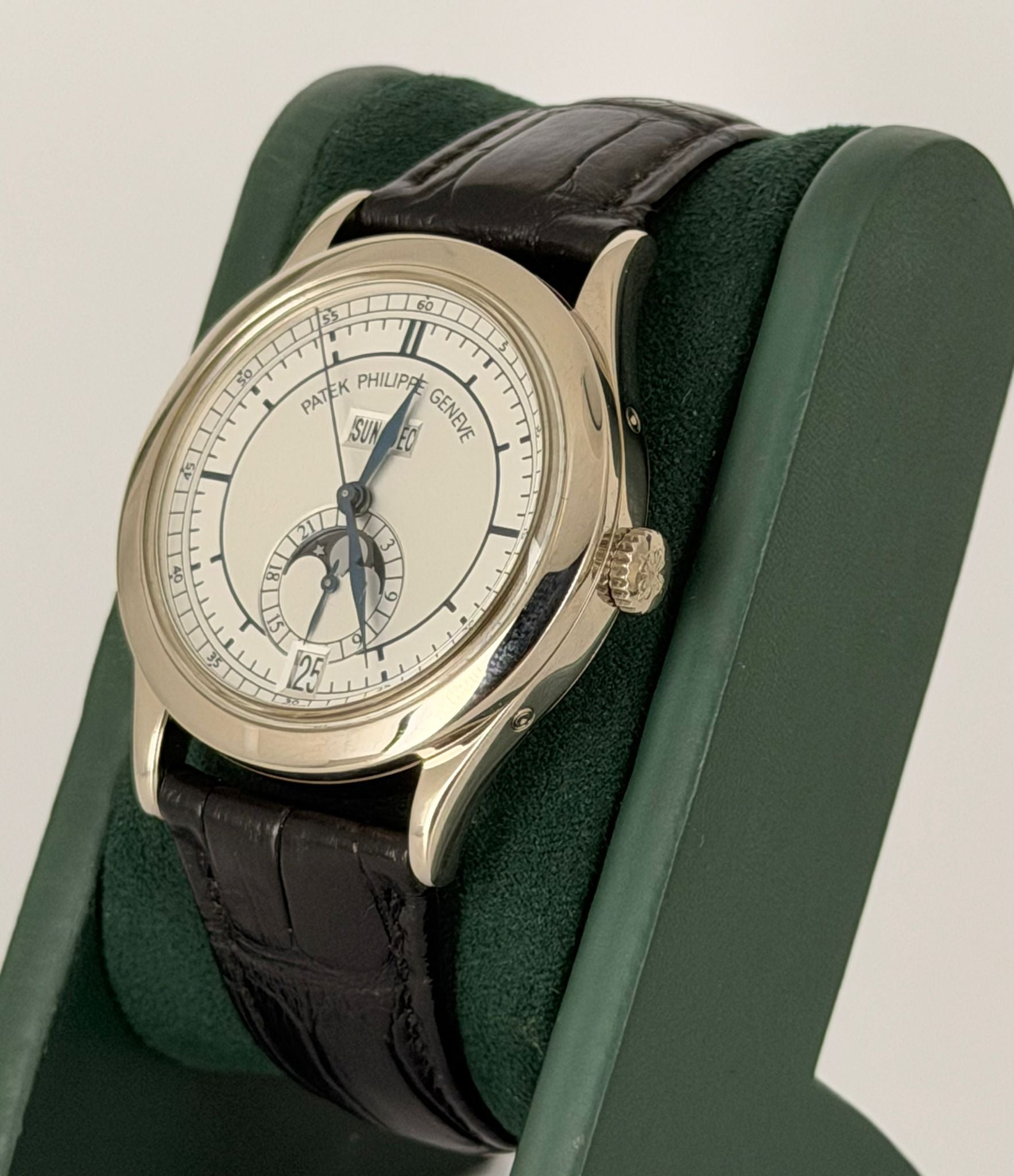Patek Philippe Annual Calendar, 2008, 18K Weißgold, Box und Papiere, blaue Anzeigen