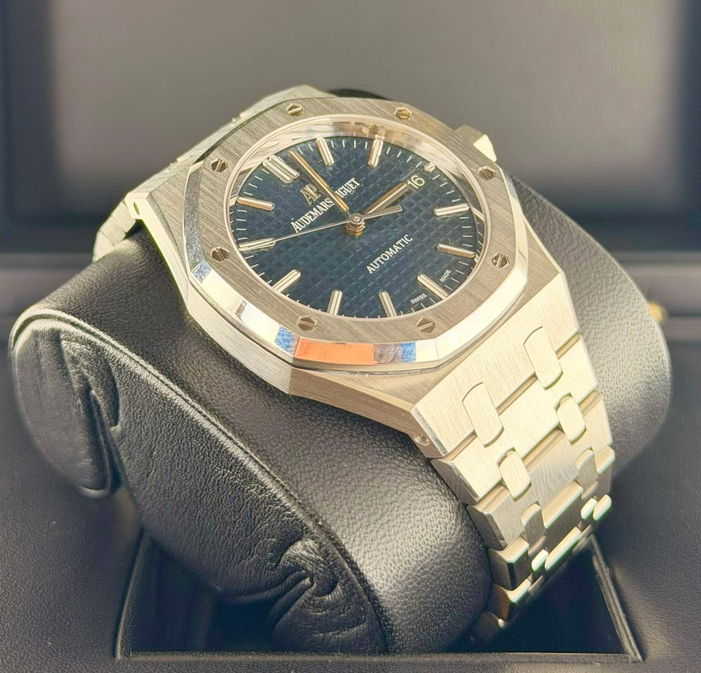 Audemars Piguet Royal Oak 37 mm mit blauem Zifferblatt, Box und Papieren, Baujahr 2021