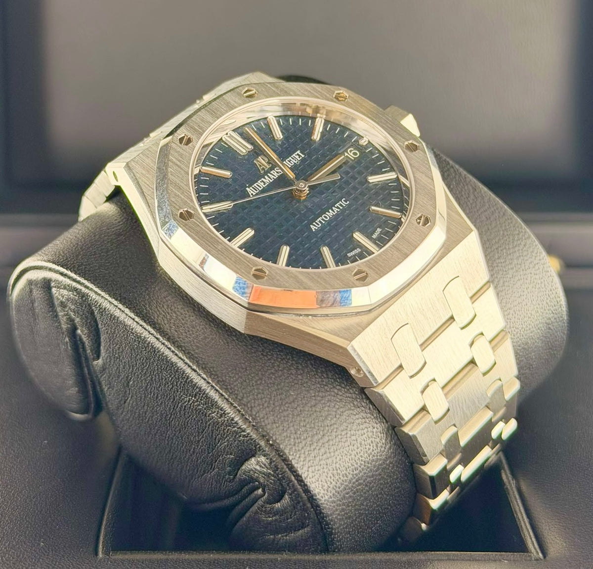 Audemars Piguet Royal Oak 37 mm mit blauem Zifferblatt, Box und Papieren, Baujahr 2021