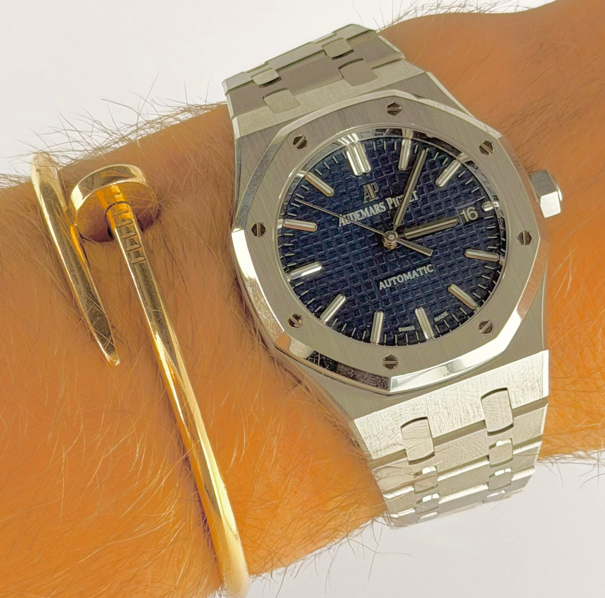 Audemars Piguet Royal Oak 37 mm mit blauem Zifferblatt, Box und Papieren, Baujahr 2021