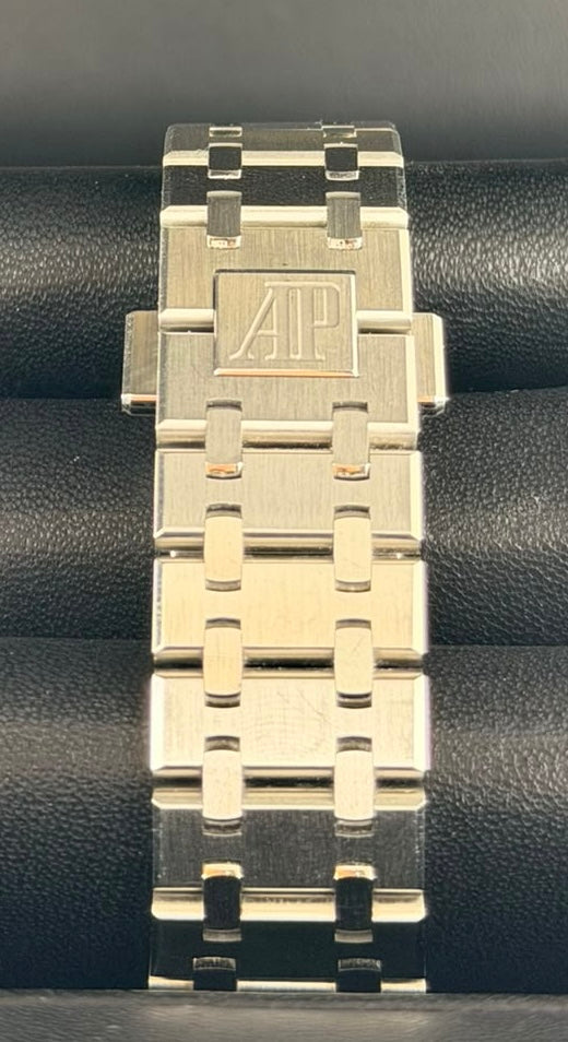 Audemars Piguet Royal Oak 37 mm mit blauem Zifferblatt, Box und Papieren, Baujahr 2021