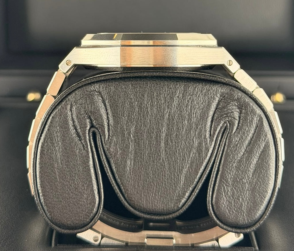 Audemars Piguet Royal Oak 37 mm mit blauem Zifferblatt, Box und Papieren, Baujahr 2021