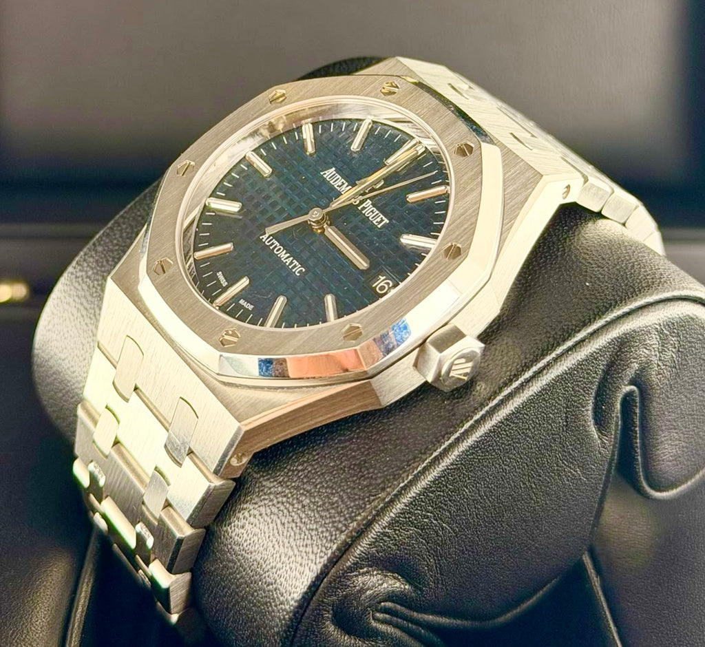 Audemars Piguet Royal Oak 37 mm mit blauem Zifferblatt, Box und Papieren, Baujahr 2021