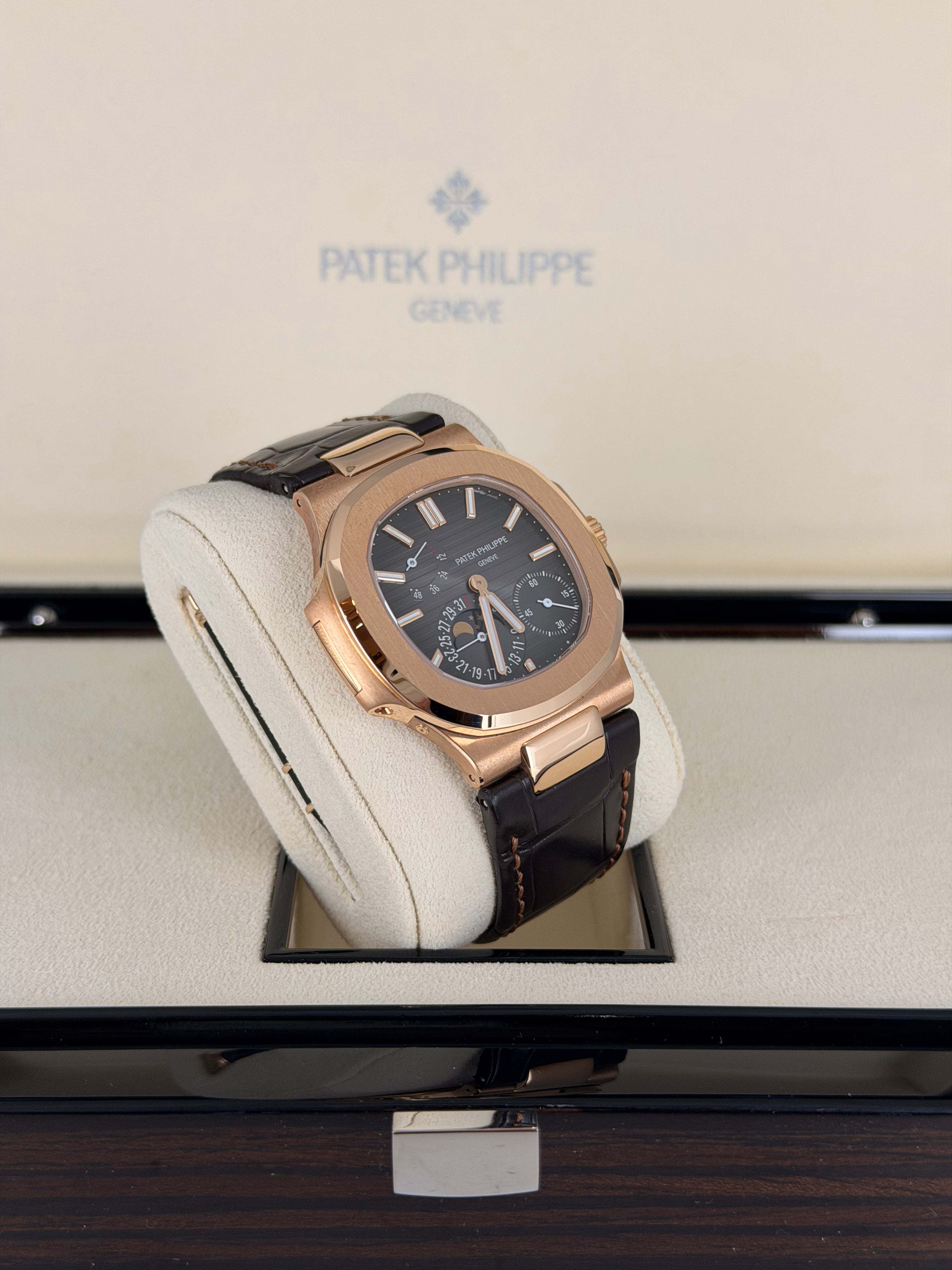 Patek Philippe Nautilus 2021, neu und ungetragen, vollständiges Set + Originalrechnung LC Österreich