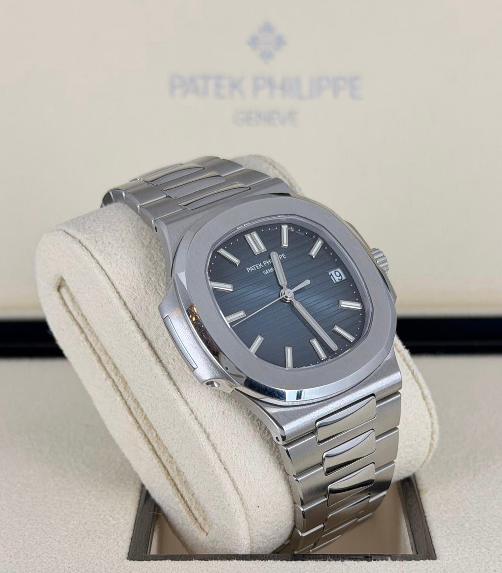 Patek Philippe Nautilus 5711 Blaues Zifferblatt mit Box und Papieren