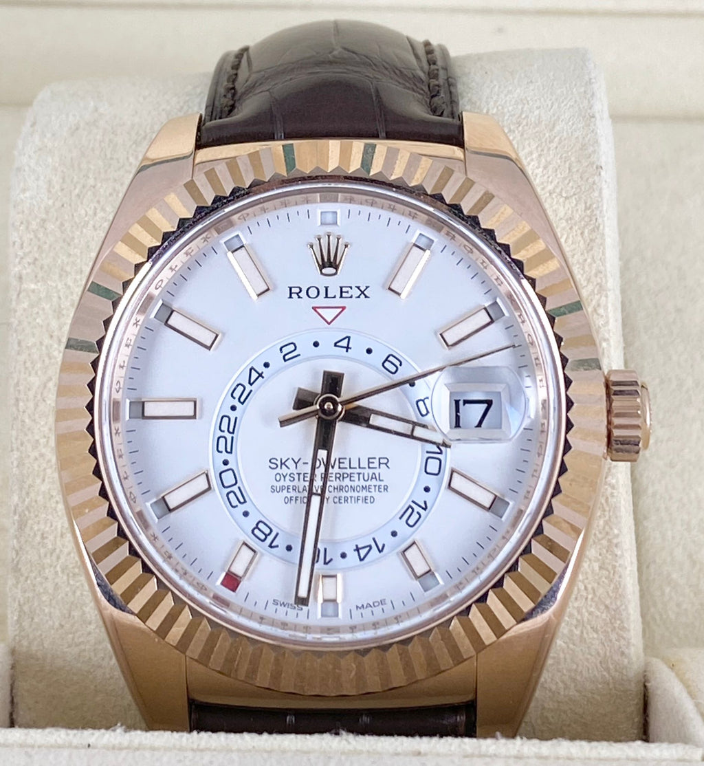 Rolex Sky-Dweller, Roségold, weißes Zifferblatt, Lederarmband