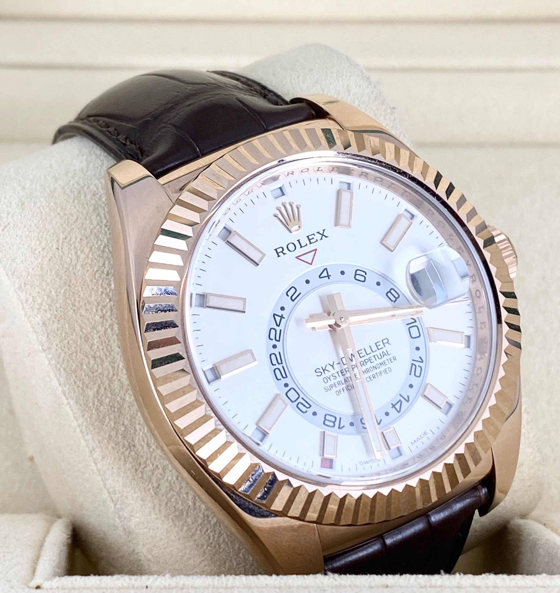 Rolex Sky-Dweller, Roségold, weißes Zifferblatt, Lederarmband