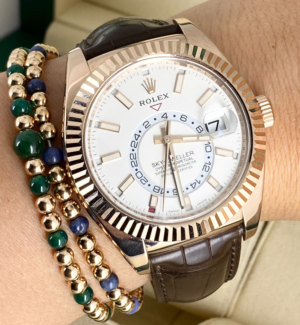 Rolex Sky-Dweller, Roségold, weißes Zifferblatt, Lederarmband