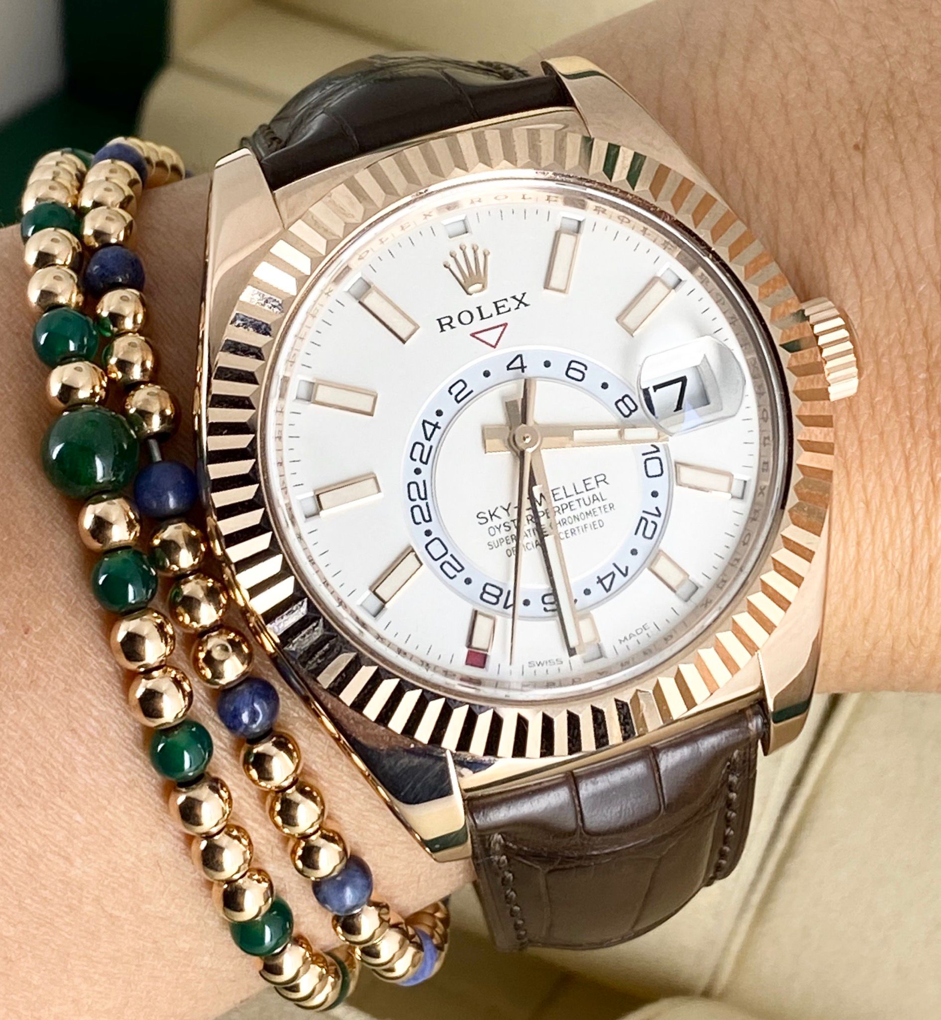 Rolex Sky-Dweller, Roségold, weißes Zifferblatt, Lederarmband