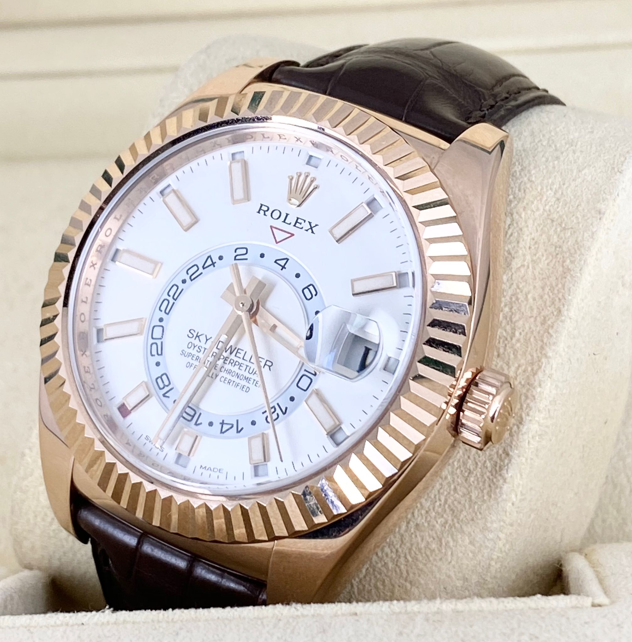 Rolex Sky-Dweller, Roségold, weißes Zifferblatt, Lederarmband