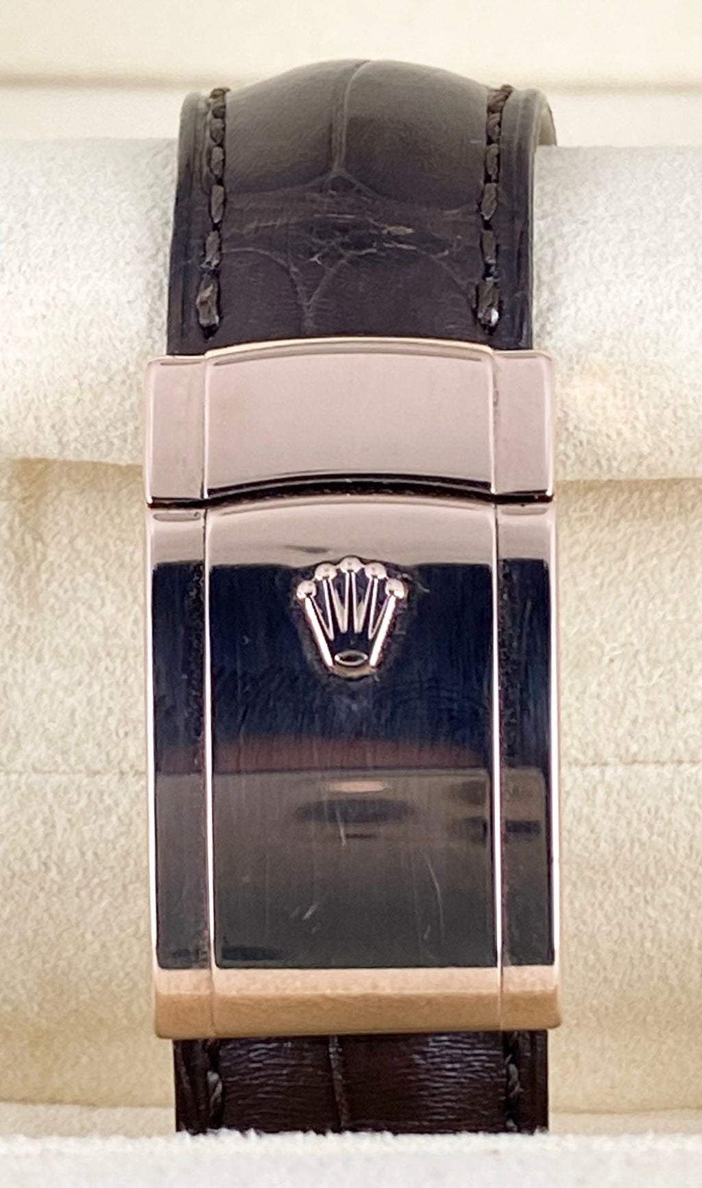 Rolex Sky-Dweller, Roségold, weißes Zifferblatt, Lederarmband