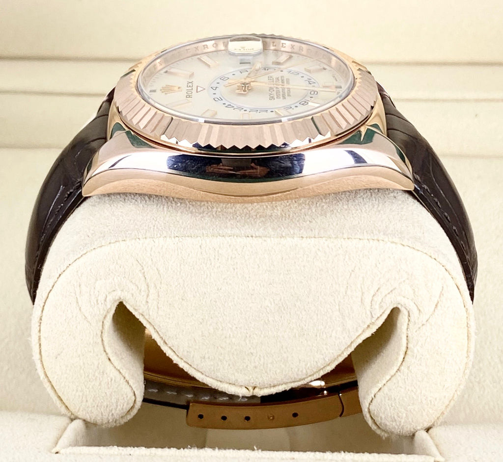Rolex Sky-Dweller, Roségold, weißes Zifferblatt, Lederarmband