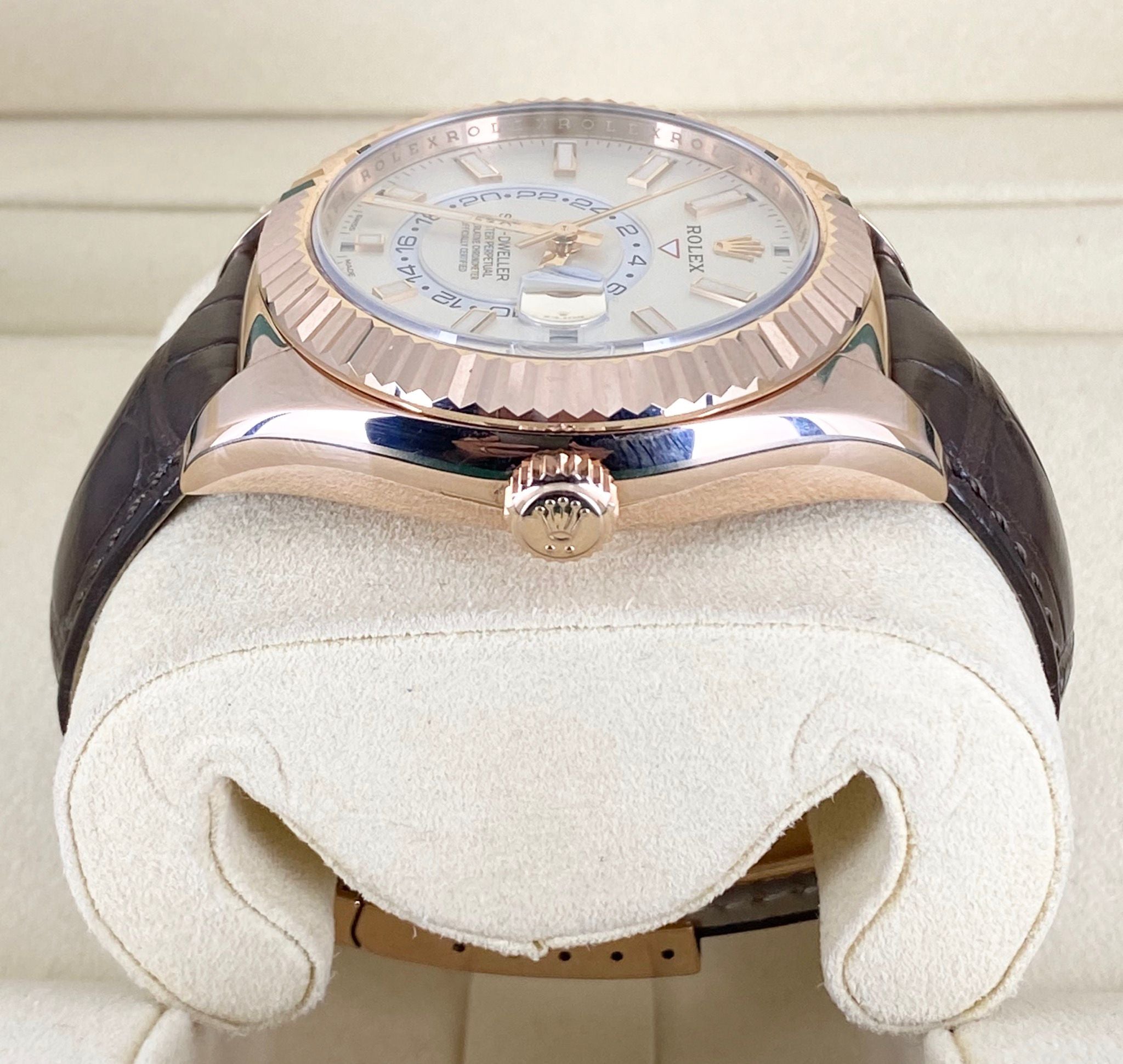 Rolex Sky-Dweller, Roségold, weißes Zifferblatt, Lederarmband