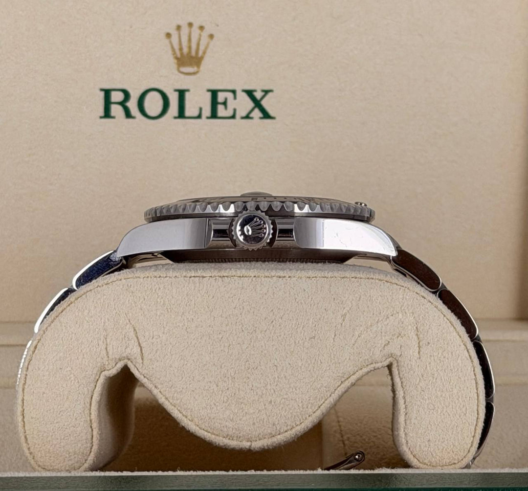 Rolex Submariner Date 2022 Like New Box and Papers