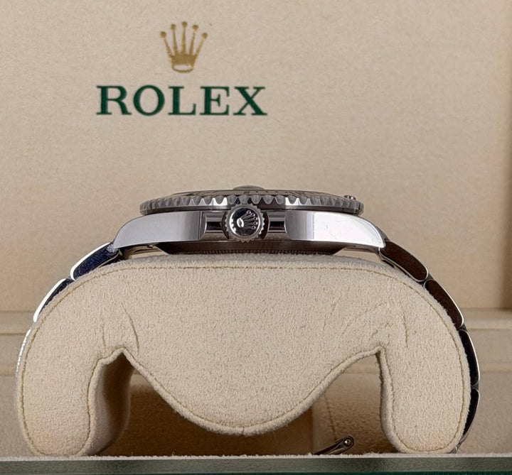 Rolex Submariner Date 2022 Like New Box and Papers