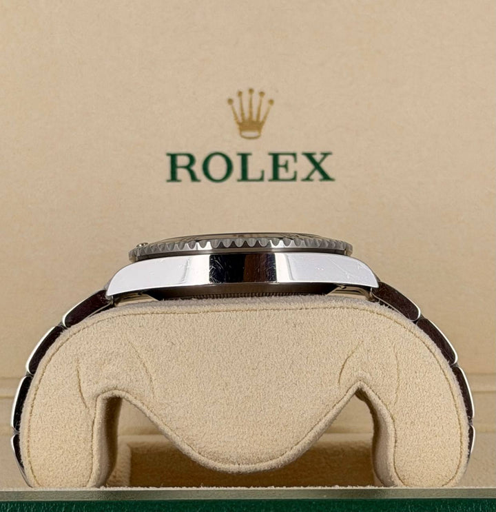 Rolex Submariner Date 2022 Like New Box and Papers