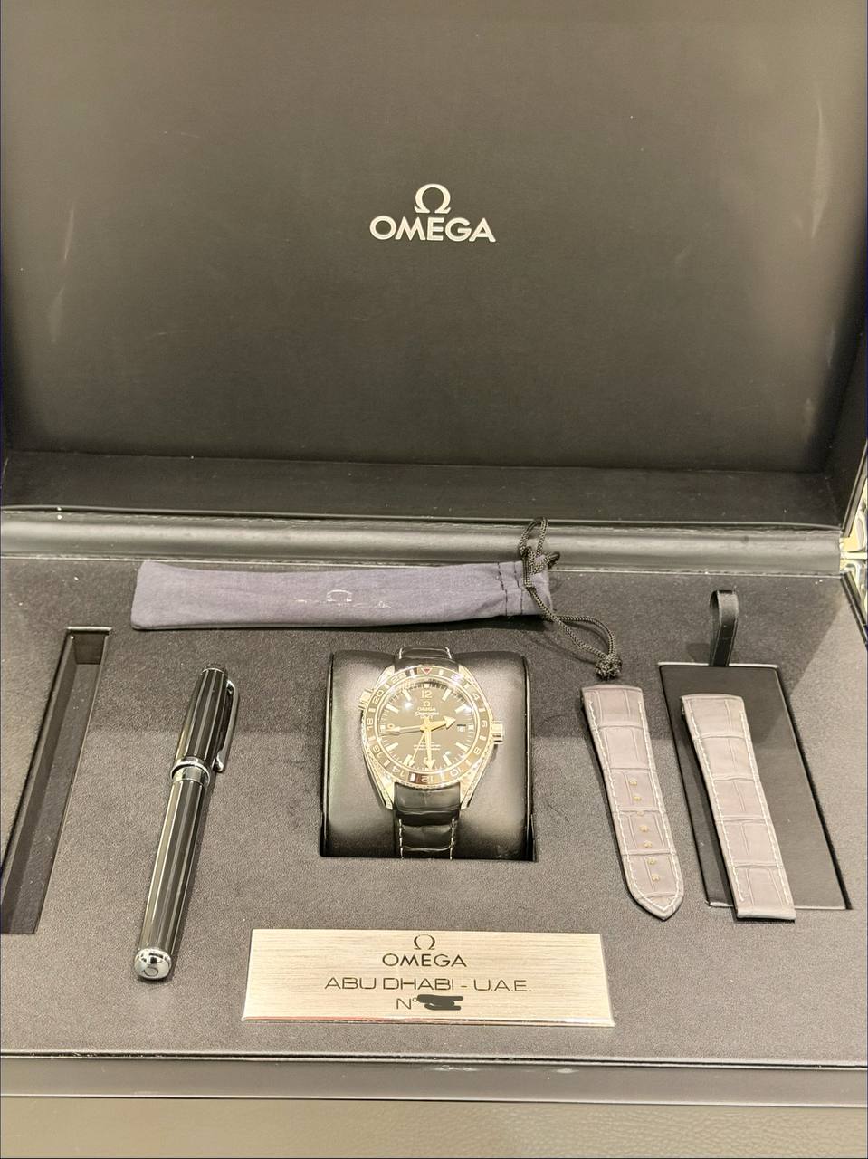 Omega Seamaster Planet Ocean 600 m Co-Axial GMT, limitierte Edition Abu Dhabi, Box, Zubehör und Omega-Archiv